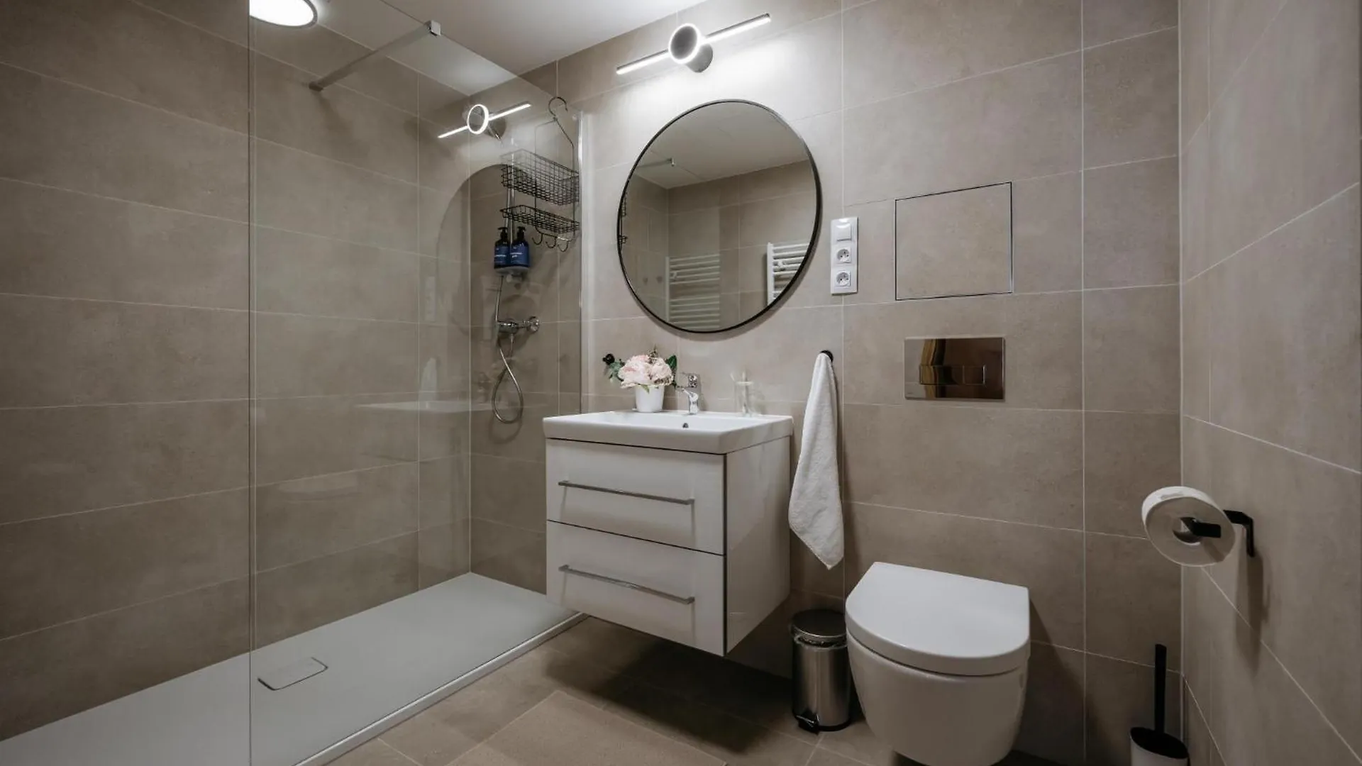 Prague Days - 1Bdr Apt - Garage - Balcony - Great City Access 0*,  Τσεχία
